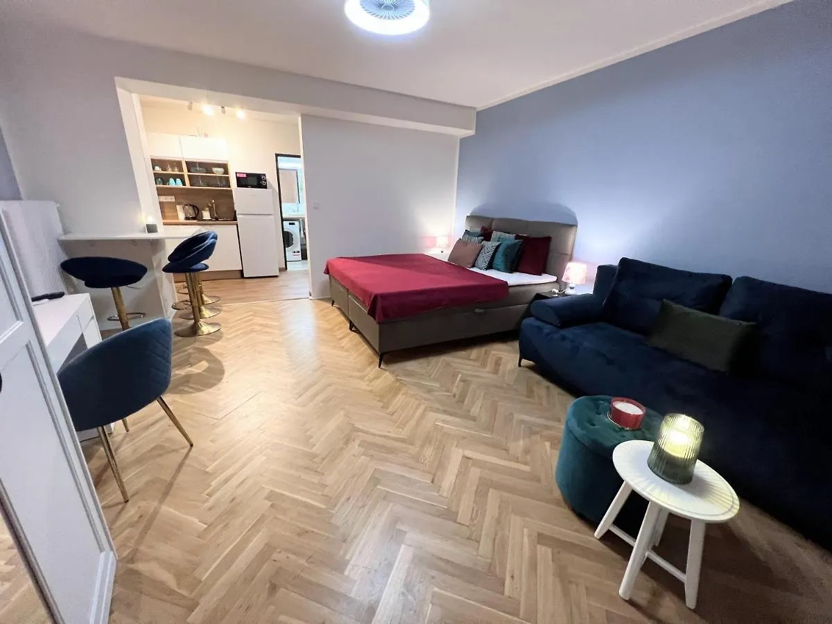 Quiet & Cozy Apartment/ Balcony / Popular Location Praga