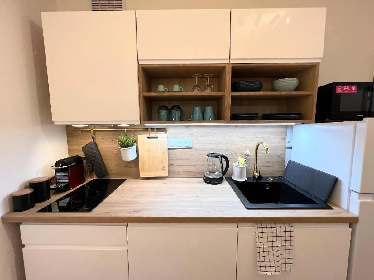 Quiet & Cozy Apartment/ Balcony / Popular Location Praga 0*,  República Checa