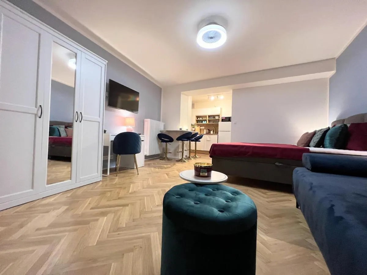 Quiet & Cozy Apartment/ Balcony / Popular Location Praga Apartamento