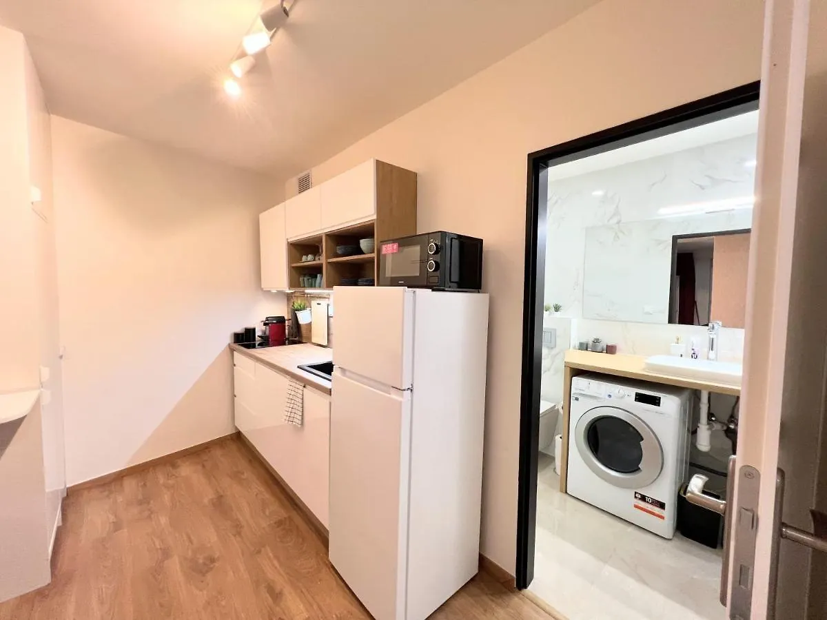 Quiet & Cozy Apartment/ Balcony / Popular Location Praga Apartamento